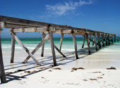 Verlassener Steg am Strand Südaustraliens (Nullarbor)